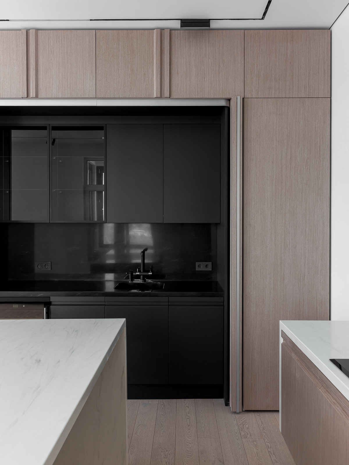 Фрагмент темной рабочей зоны внутри ниши