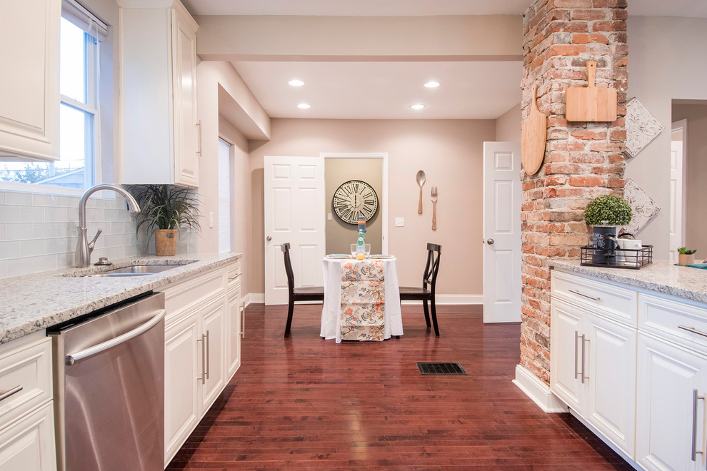 Kitchen - transitional kitchen idea in Columbus