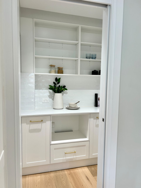 ROMANI RESIDENCE modern-kitchen