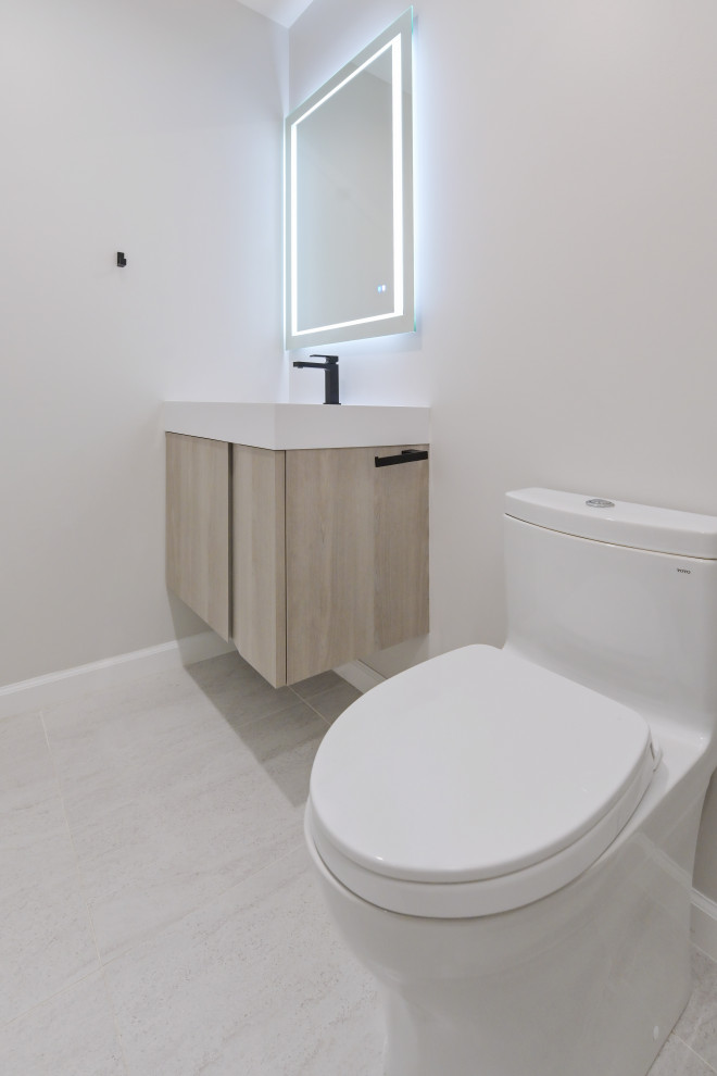 Idéer för mellanstora funkis vitt badrum med dusch, med släta luckor, skåp i ljust trä, en toalettstol med hel cisternkåpa, vita väggar, cementgolv, marmorbänkskiva och vitt golv