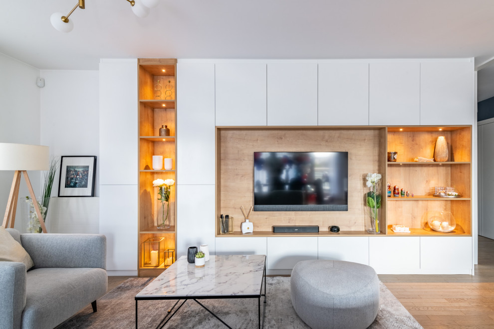 Idee per un grande soggiorno design con TV a parete