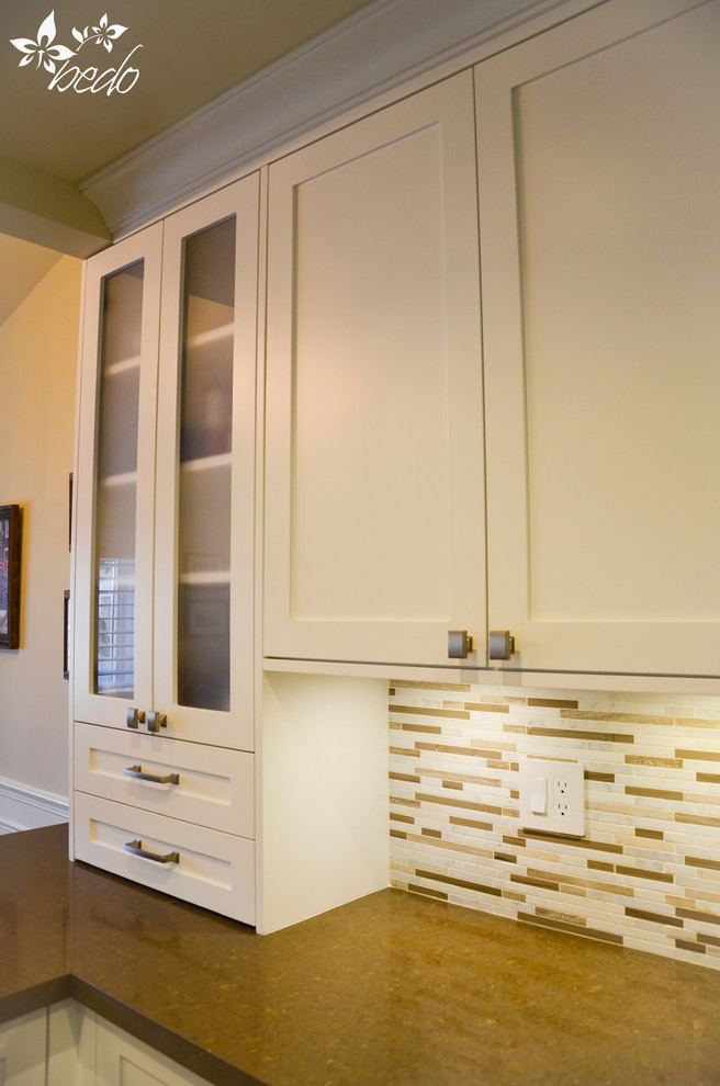 Example of a transitional home design design in Toronto