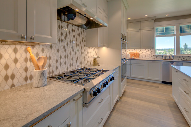 Kitchen with stainless appliances, Bend, Oregon amerikansk-craftsman-koekken