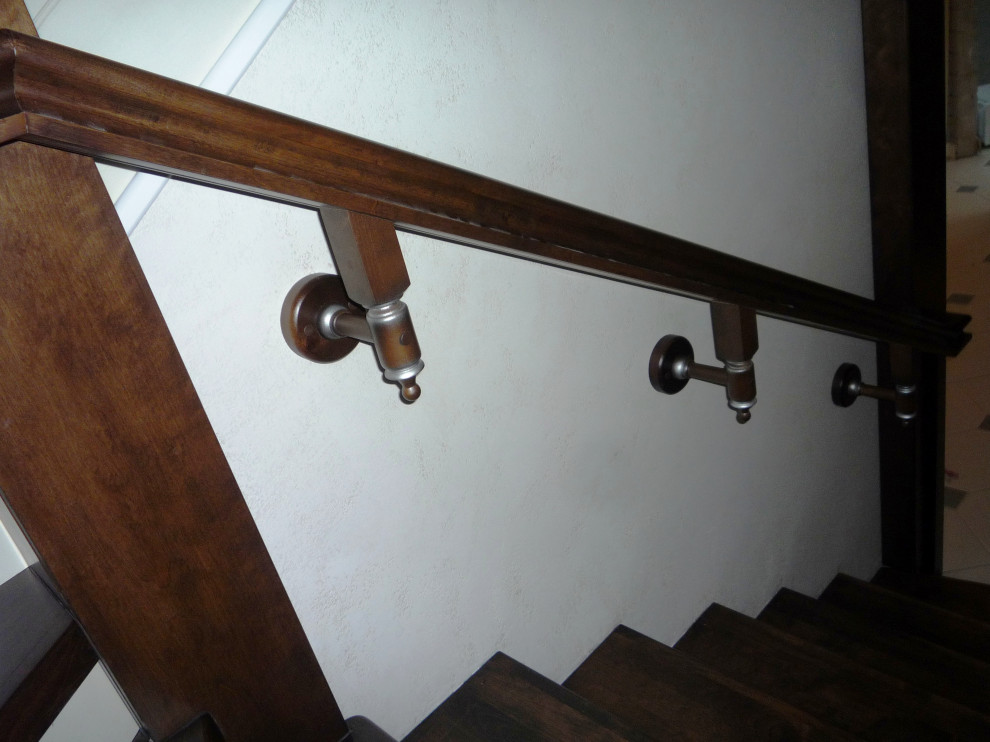 Лестница в коттедже из клееного бруса.