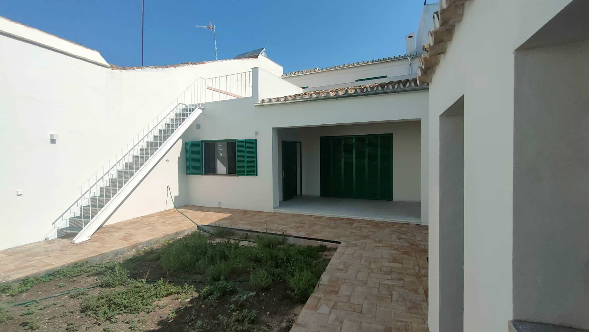CASA CON DOS PATIOS