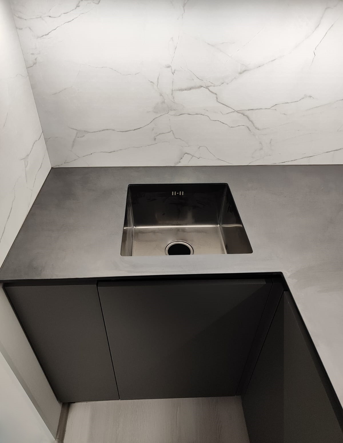 Столешница и стеновая панель из Компакт-Пластика.