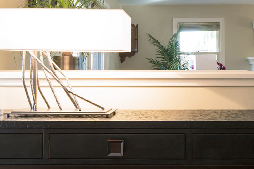 Example of a transitional entryway design in Seattle