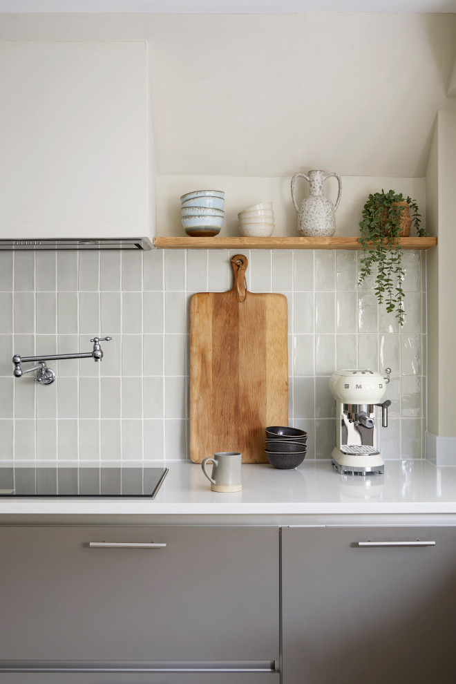 Transitional home design photo in Kent
