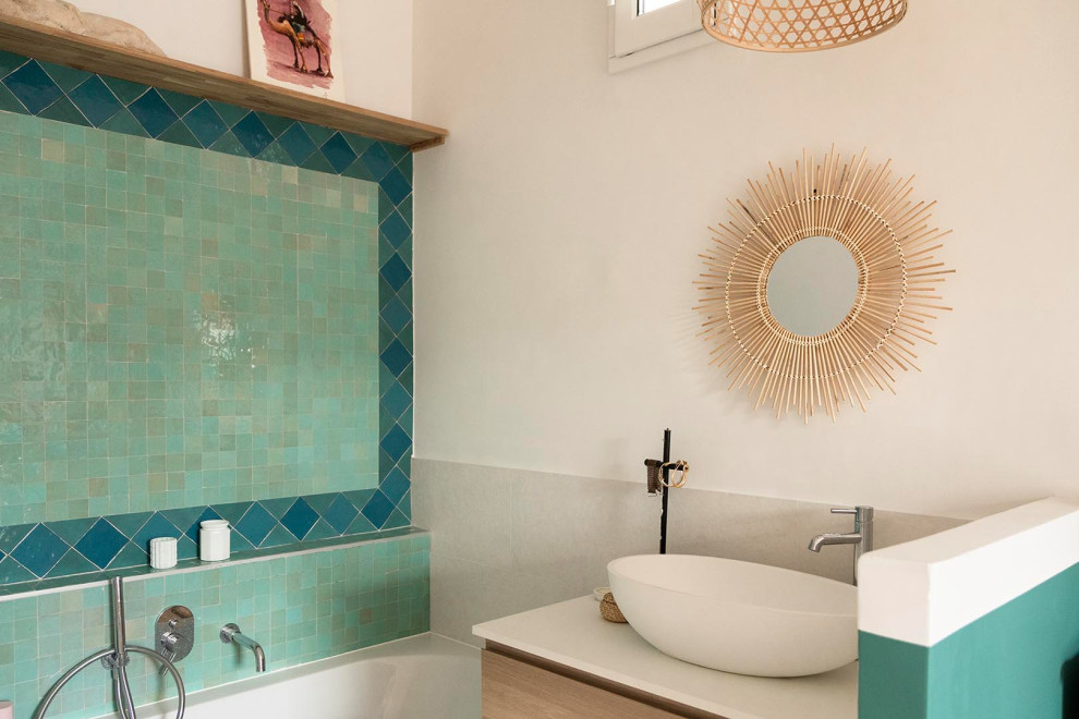 Источник вдохновения для домашнего уюта: маленькая ванная комната с плоскими фасадами, светлыми деревянными фасадами, накладной ванной, душем над ванной, зеленой плиткой, терракотовой плиткой, белыми стенами, полом из цементной плитки, душевой кабиной, настольной раковиной, столешницей из ламината, серым полом, открытым душем, белой столешницей, тумбой под одну раковину и подвесной тумбой для на участке и в саду