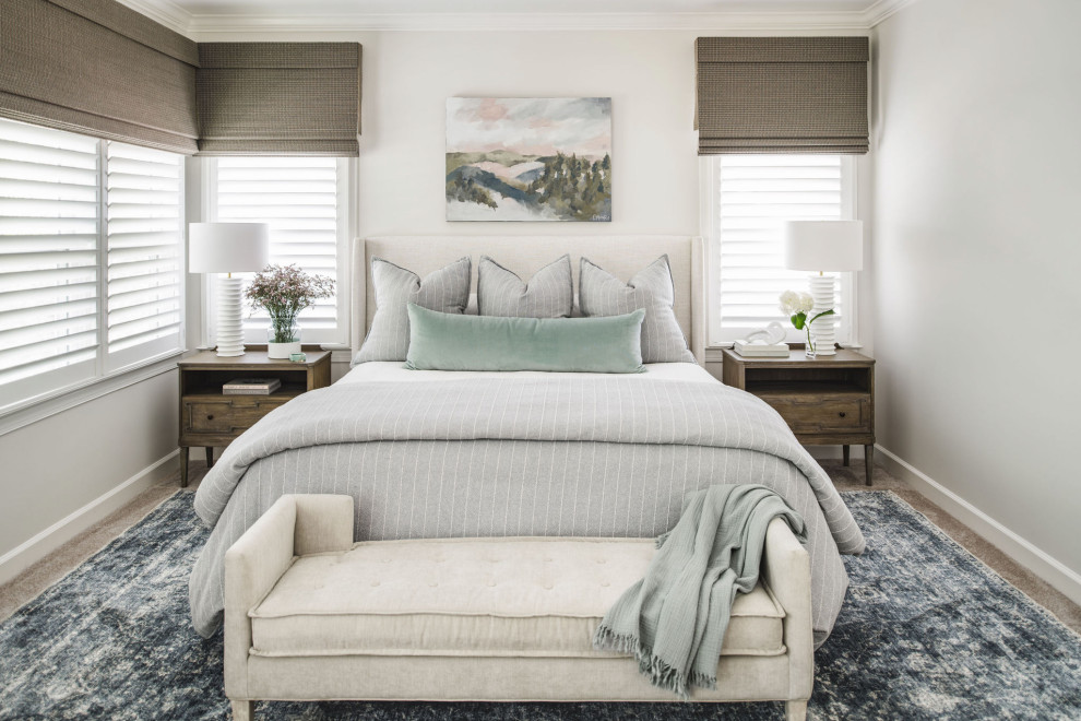 Стильный дизайн: хозяйская спальня среднего размера в стиле неоклассика (современная классика) с ковровым покрытием, синим полом и бежевыми стенами - последний тренд