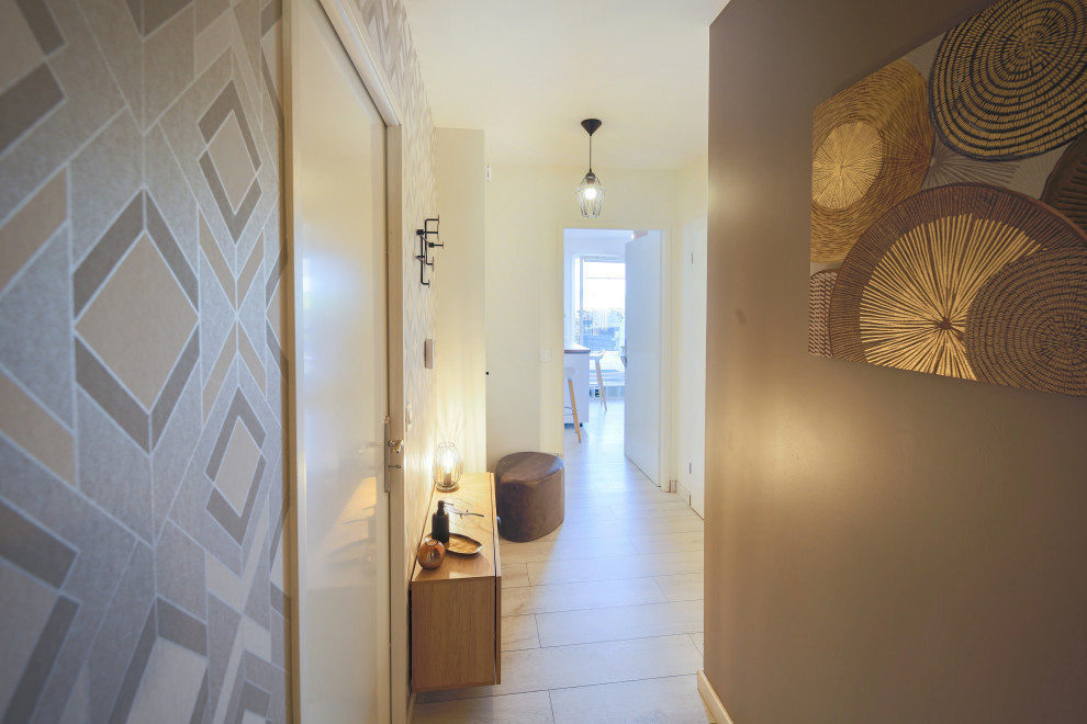 Ejemplo de distribuidor escandinavo pequeño con paredes marrones, puerta simple, suelo beige y papel pintado