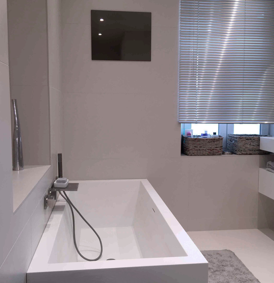 Esempio di una stanza da bagno padronale design di medie dimensioni con piastrelle beige e lavabo sospeso