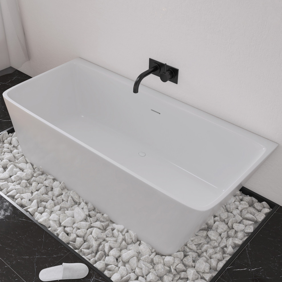 На фото: главная ванная комната среднего размера в стиле модернизм с отдельно стоящей ванной с