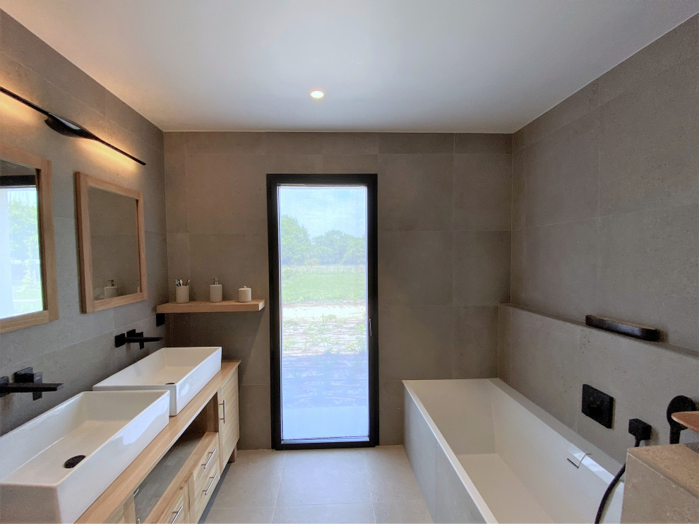 Стильный дизайн: главная ванная комната среднего размера, в белых тонах с отделкой деревом в современном стиле с полновстраиваемой ванной, душем в нише, инсталляцией, серой плиткой, керамической плиткой, накладной раковиной, столешницей из дерева, открытым душем, бежевой столешницей, сиденьем для душа, тумбой под две раковины, бежевыми стенами, светлым паркетным полом, бежевым полом, обоями на стенах, фасадами с декоративным кантом, светлыми деревянными фасадами и напольной тумбой - последний тренд