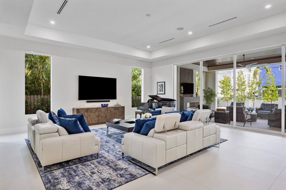 Idee per un grande soggiorno minimal aperto con pareti bianche, pavimento in gres porcellanato, TV a parete, pavimento bianco e soffitto a cassettoni