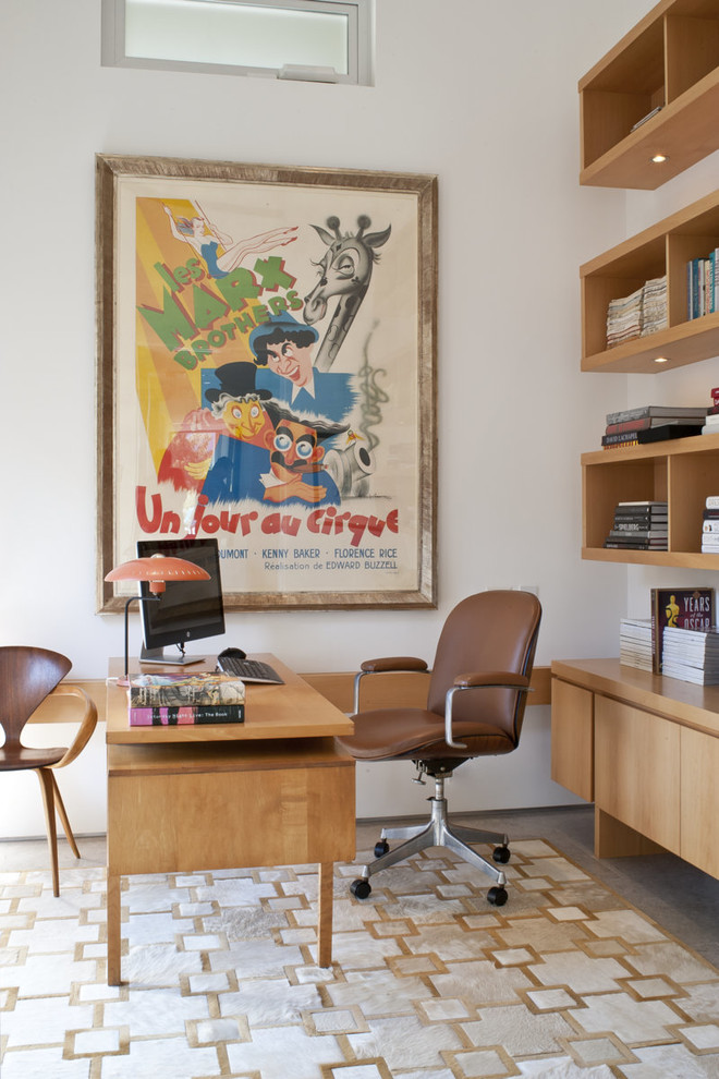 This is an example of a modern home office in Los Angeles.