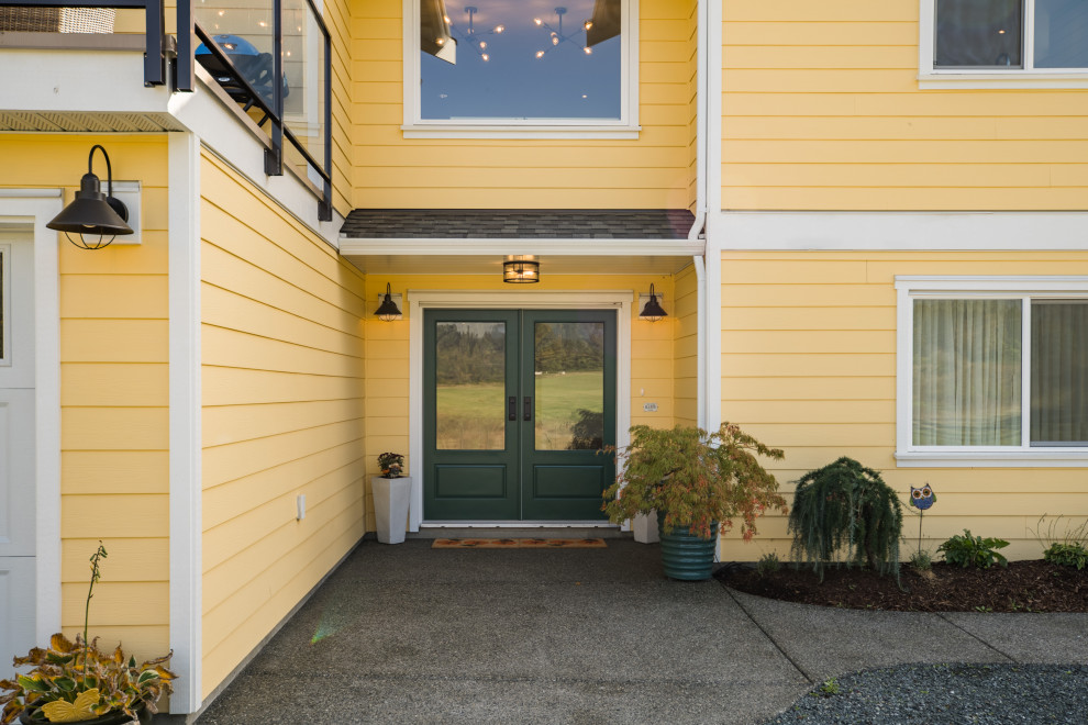Источник вдохновения для домашнего уюта: входная дверь в стиле кантри с желтыми стенами, двустворчатой входной дверью и зеленой входной дверью