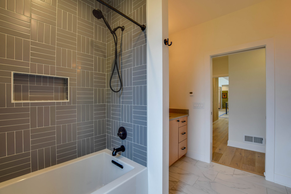 Immagine di una stanza da bagno moderna con pareti bianche, un lavabo e mobile bagno incassato