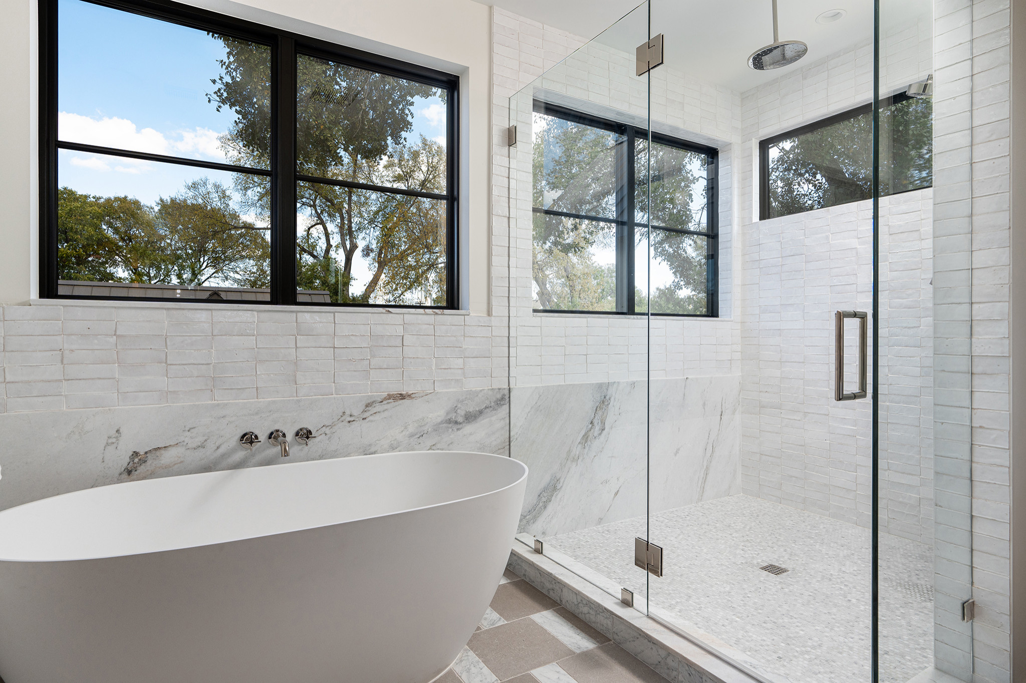 FRAMELESS SHOWERS