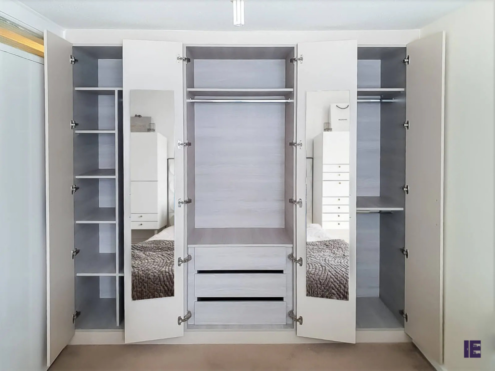 Immagine di un piccolo armadio o armadio a muro minimal con ante lisce e ante beige