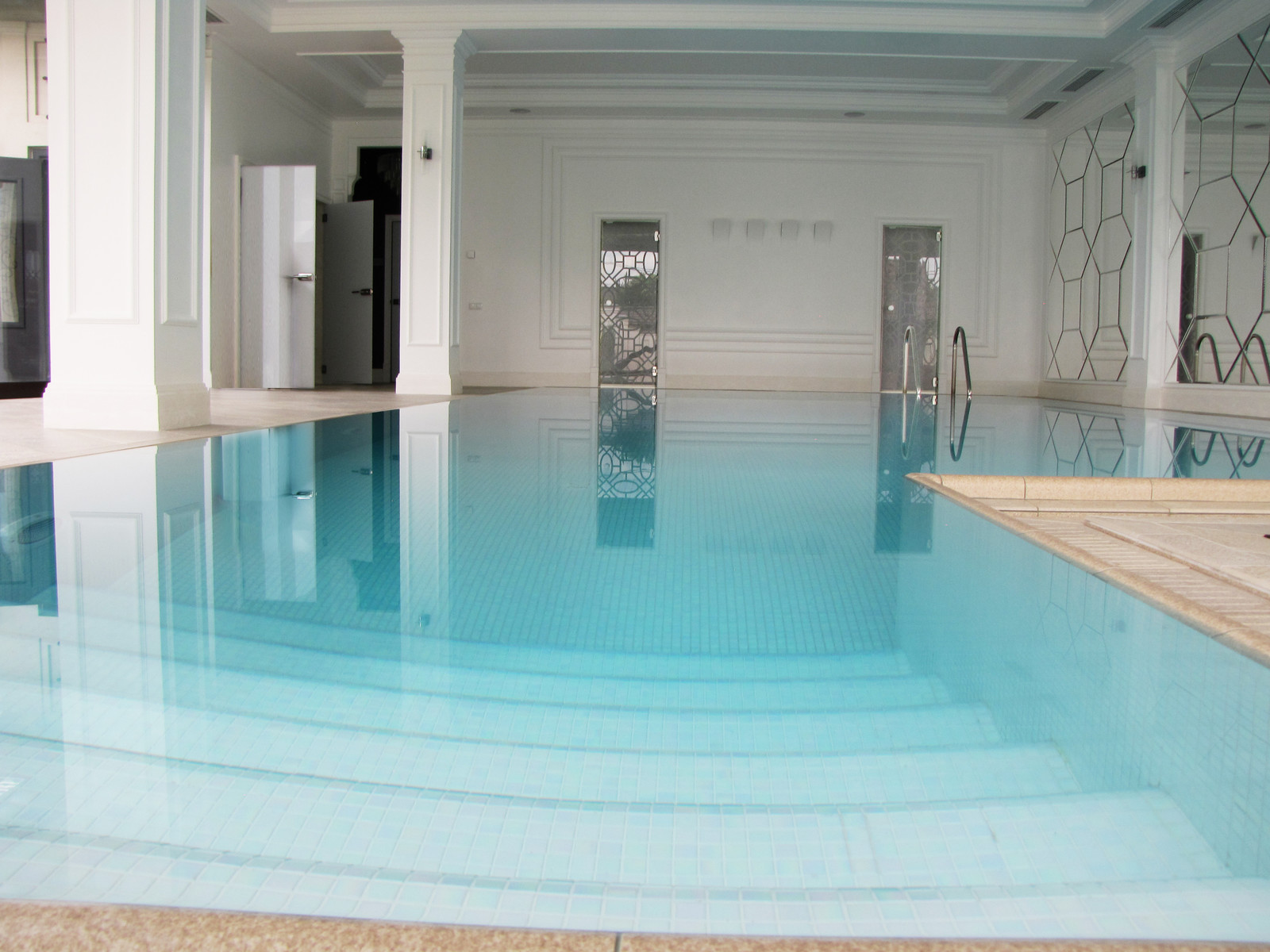 ИНТЕРЬЕР ЧАСТНОГО БАССЕЙНА