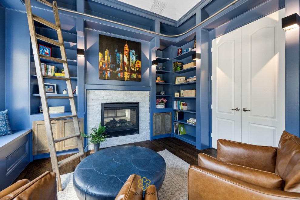 На фото: гостиная комната в стиле неоклассика (современная классика) с синими стенами, стандартным камином, фасадом камина из кирпича и коричневым полом