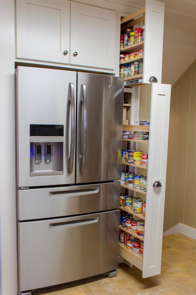 Eat-in kitchen - small transitional l-shaped eat-in kitchen idea with an undermount sink, shaker cabinets, white cabinets, quartz countertops, white backsplash, subway tile backsplash, stainless steel appliances and no island
