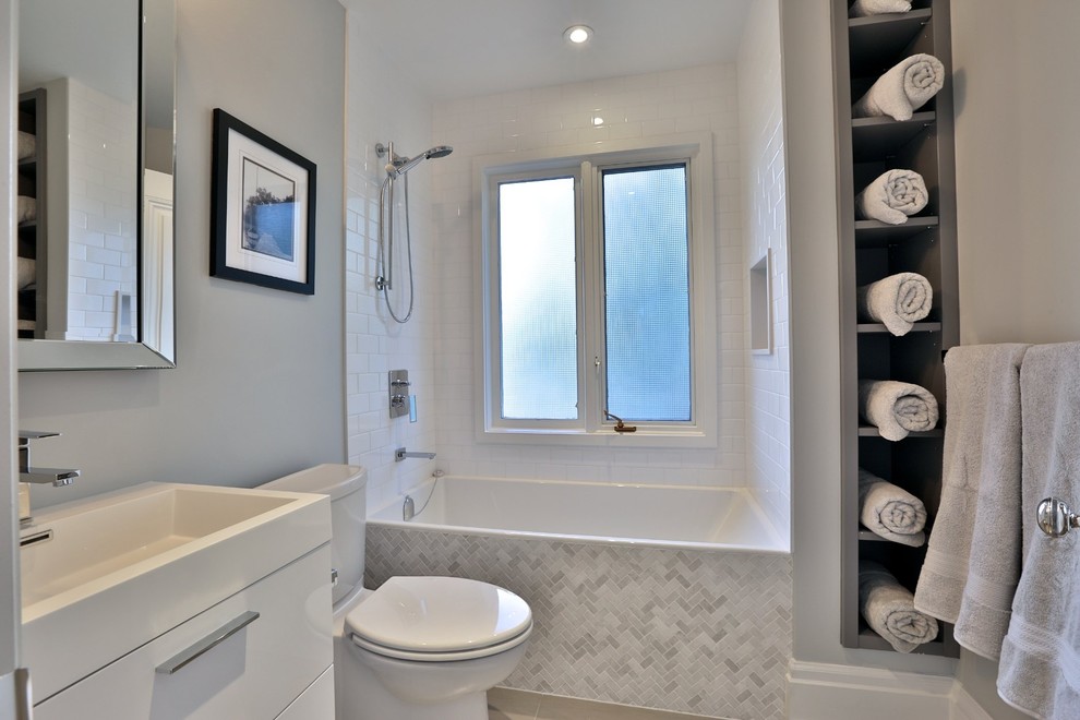 This is an example of a transitional bathroom in Toronto.