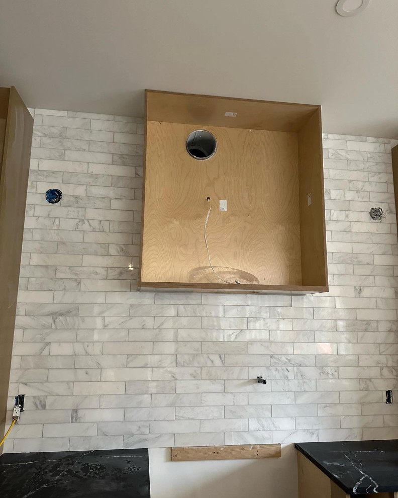Kitchen - kitchen idea in Vancouver
