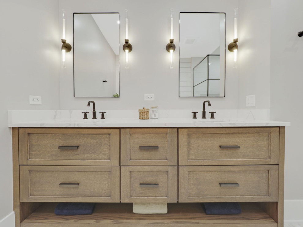 Inspiration for a transitional bathroom remodel in Chicago