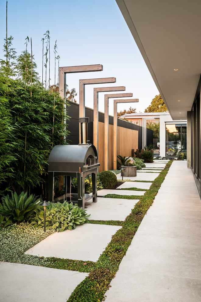 Источник вдохновения для домашнего уюта: двор среднего размера на заднем дворе в современном стиле с мощением тротуарной плиткой