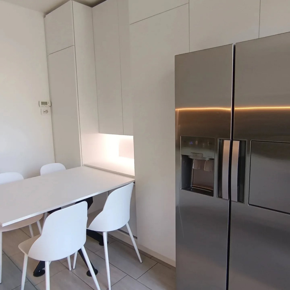 Cucina in total white spatolato con top e schienale in ceramica