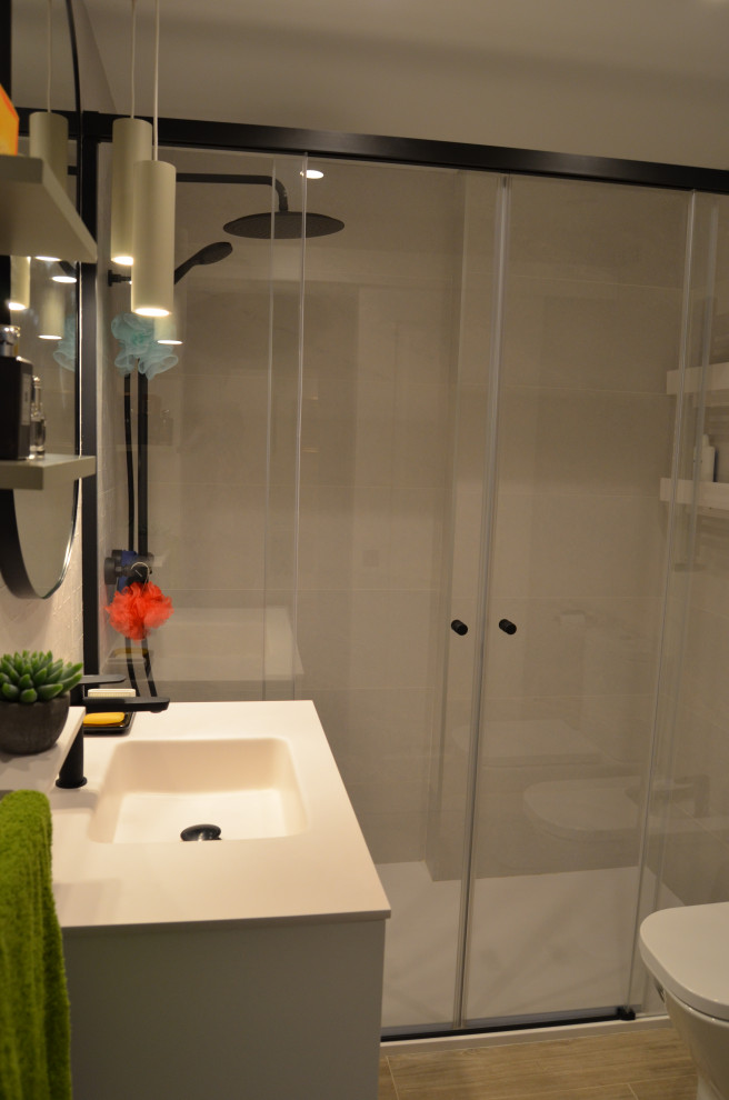 Inspiration för små moderna vitt badrum med dusch, med luckor med infälld panel, vita skåp, en kantlös dusch, en vägghängd toalettstol, grön kakel, cementkakel, gröna väggar, betonggolv, ett integrerad handfat, bänkskiva i kvarts, grönt golv och dusch med skjutdörr