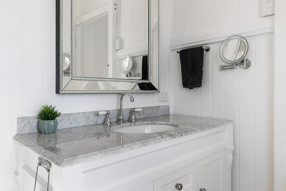 Idéer för små retro vitt en-suite badrum, med skåp i shakerstil, vita skåp, en öppen dusch, vit kakel, porslinskakel, ett fristående handfat, granitbänkskiva och med dusch som är öppen