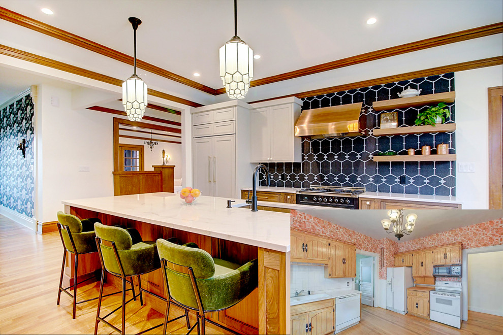 Idéer för stora amerikanska vitt kök, med en undermonterad diskho, luckor med infälld panel, skåp i mellenmörkt trä, marmorbänkskiva, svart stänkskydd, stänkskydd i mosaik, integrerade vitvaror, ljust trägolv, en köksö och brunt golv