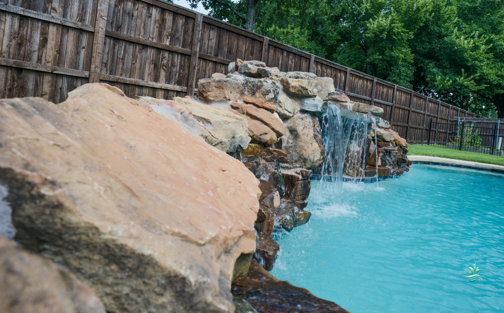 Ispirazione per una piscina naturale stile americano personalizzata di medie dimensioni e dietro casa con cemento stampato