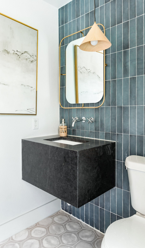 Maritim inredning av ett mycket stort badrum med dusch, med svarta skåp, blå kakel, stenkakel, vita väggar, klinkergolv i porslin, ett undermonterad handfat, bänkskiva i betong och beiget golv