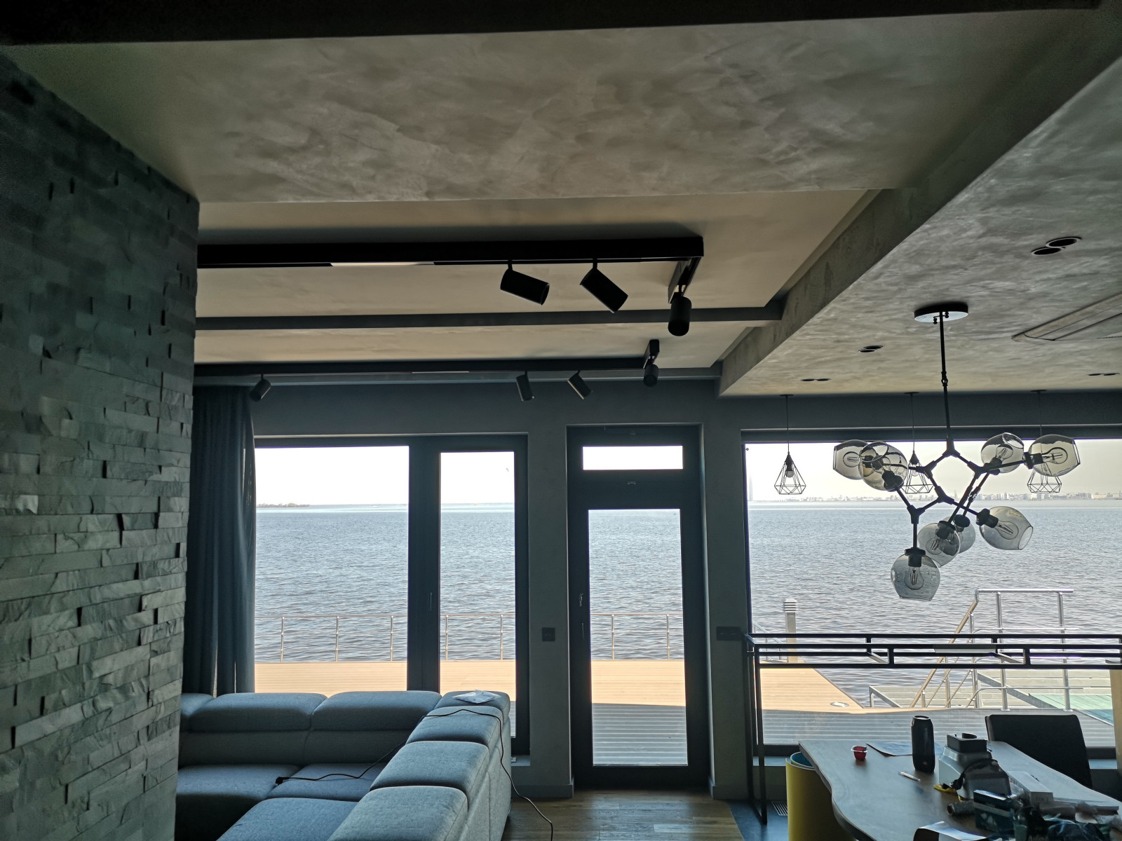 Частный дом на берегу залива. Отделка декоративной штукатуркой