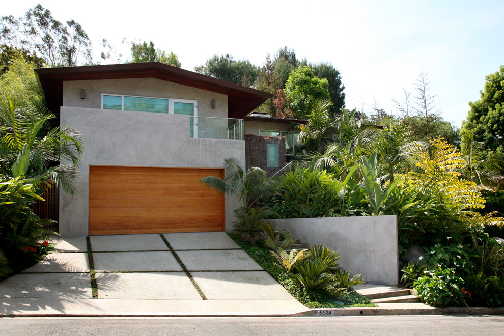 Photo of a large modern two-storey concrete grey exterior in Los Angeles with a gable roof.