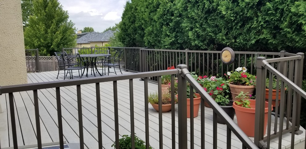Design ideas for a mid-sized traditional backyard deck in Chicago with no cover.