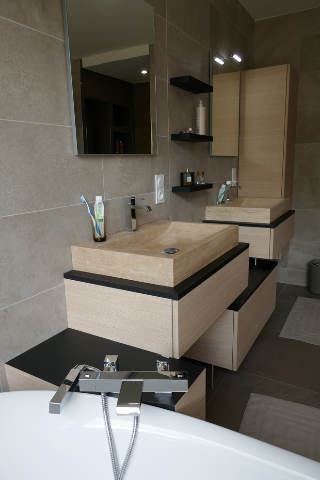 Design ideas for a contemporary bathroom in Rennes with a curbless shower, beige tile, mosaic tile, beige walls, concrete floors, a wall-mount sink and grey floor.