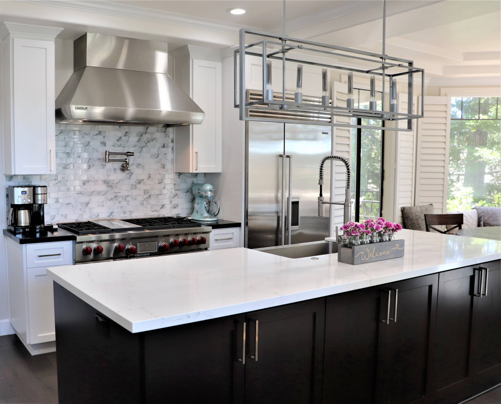 Ispirazione per un cucina con isola centrale shabby-chic style con paraspruzzi grigio, pavimento beige e top bianco