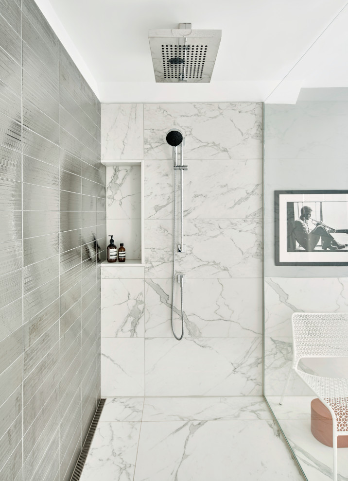 Bild på ett eklektiskt vit vitt en-suite badrum, med släta luckor, beige skåp, en öppen dusch, en vägghängd toalettstol, grå kakel, keramikplattor, vita väggar, klinkergolv i porslin, ett nedsänkt handfat, bänkskiva i kvarts, vitt golv och med dusch som är öppen