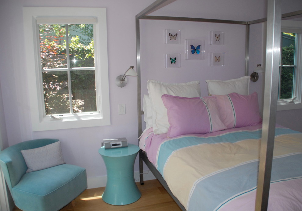 Foto på ett litet funkis flickrum kombinerat med sovrum och för 4-10-åringar, med lila väggar, ljust trägolv och beiget golv
