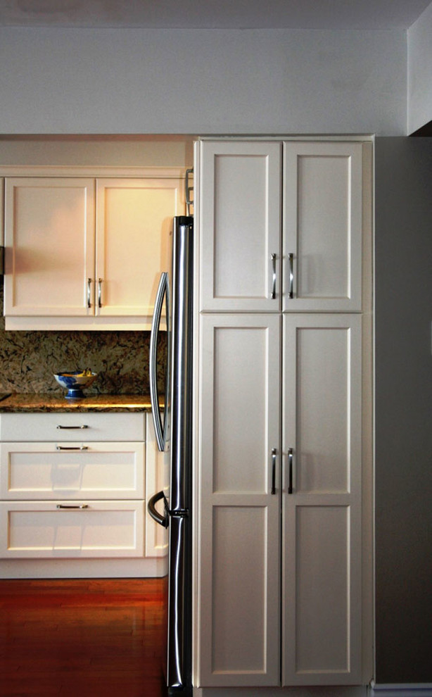 Example of a mid-sized transitional u-shaped medium tone wood floor eat-in kitchen design in Toronto with an undermount sink, shaker cabinets, white cabinets, quartz countertops, multicolored backsplash, stone slab backsplash, stainless steel appliances and no island