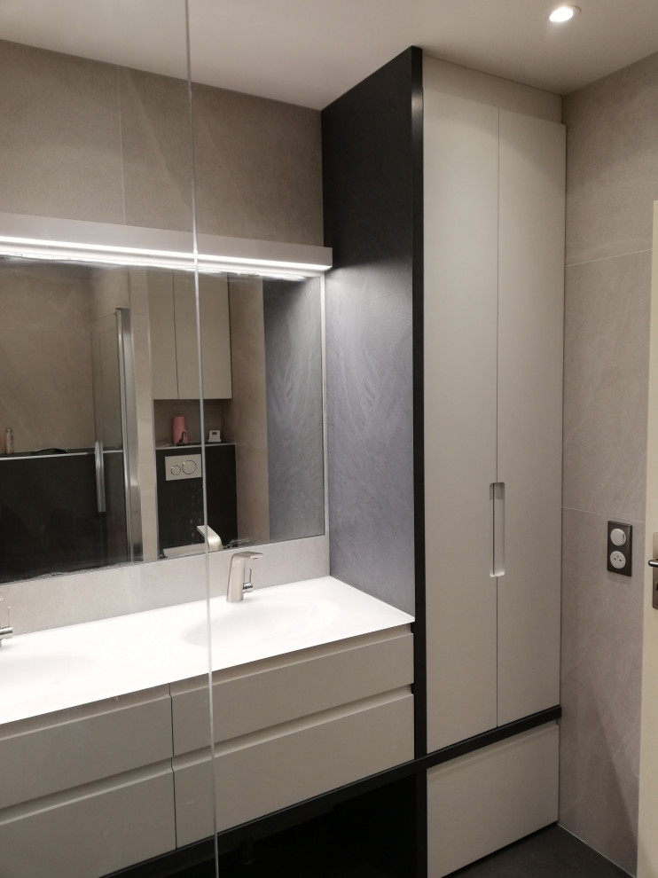 Photo of a small contemporary 3/4 bathroom in Paris with beaded inset cabinets, white cabinets, a curbless shower, a wall-mount toilet, white tile, ceramic tile, ceramic floors, a wall-mount sink, glass benchtops, grey floor, a hinged shower door and white benchtops.