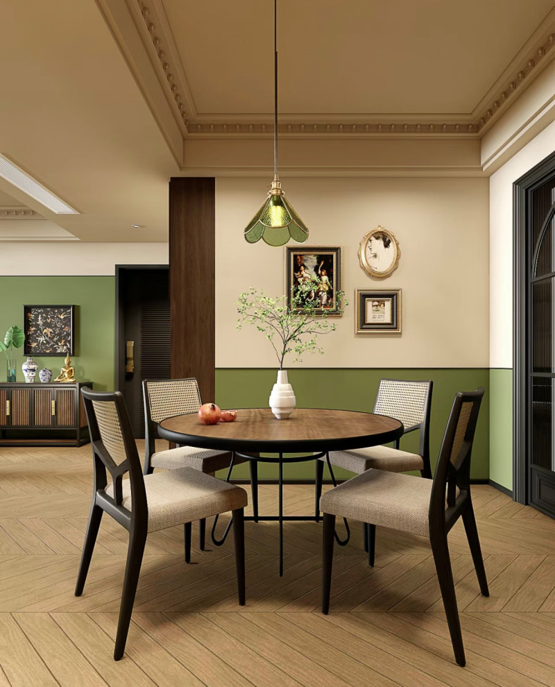 Cette image montre une petite salle à manger ouverte sur la cuisine asiatique avec un mur vert, un sol en contreplaqué et un sol jaune.