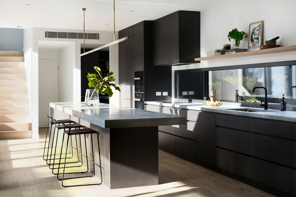 Design ideas for a traditional kitchen in Melbourne.
