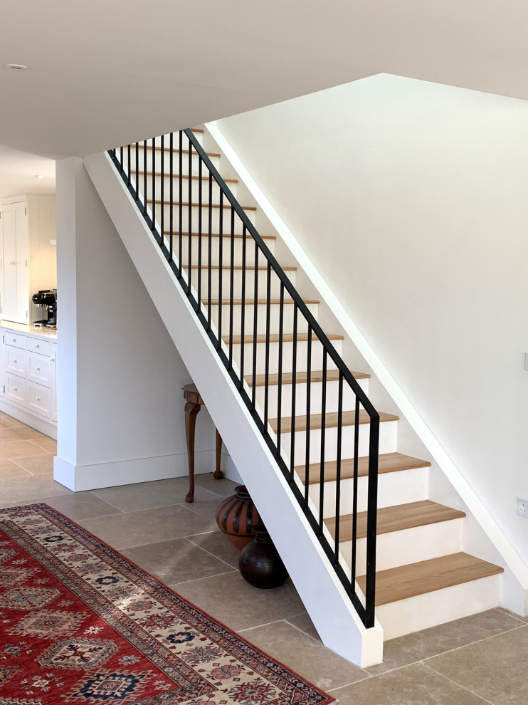 Свежая идея для дизайна: прямая деревянная лестница среднего размера в стиле модернизм с деревянными ступенями и металлическими перилами - отличное фото интерьера