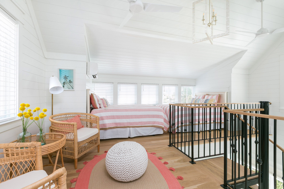 Foto di una cameretta per bambini stile marinaro con pareti bianche, parquet chiaro, pavimento beige, soffitto in perlinato, soffitto a volta e pareti in perlinato